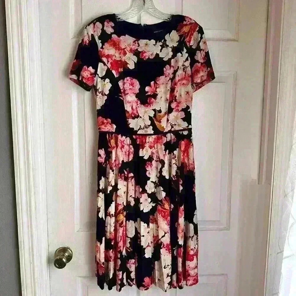 Maggy London Blue Floral Pleated Knee Length Dress Size 4 - Picture 1 of 6